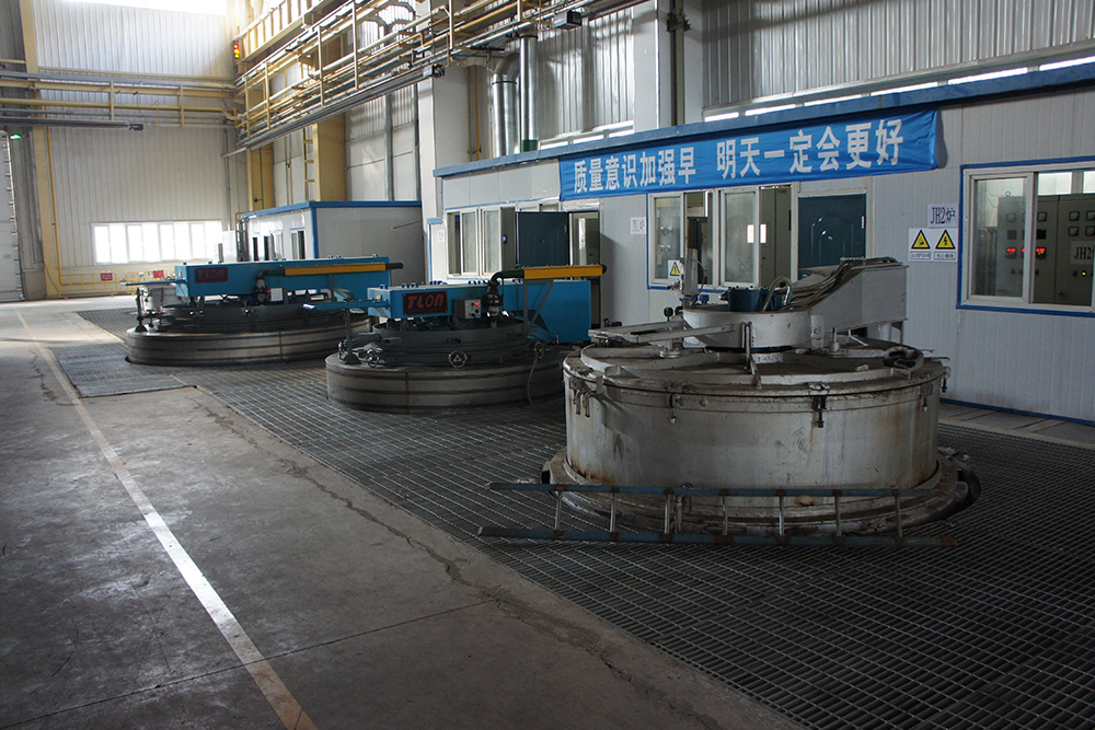 Well type gas carburizing furnace for heat treatment